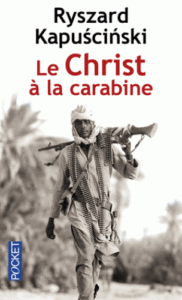 Dans ce recueil posthume, le grand reporter Ryszard Kapuscinski montre son visage de journaliste engagé. Son regard se porte sur trois points « chauds » de la planète dans les années 1970 : Moyen-Orient, Amérique du Sud et Afrique. Décrivant des mouvements partisans ou révolutionnaires, il s'attache chaque fois à un destin particulier pour dresser un tableau politique plus général.